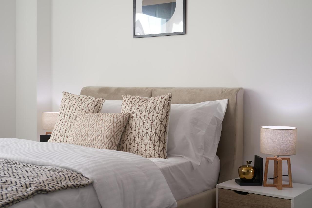Seven Living Slough - Free Parking & Fast Wi-Fi Apartment ภายนอก รูปภาพ