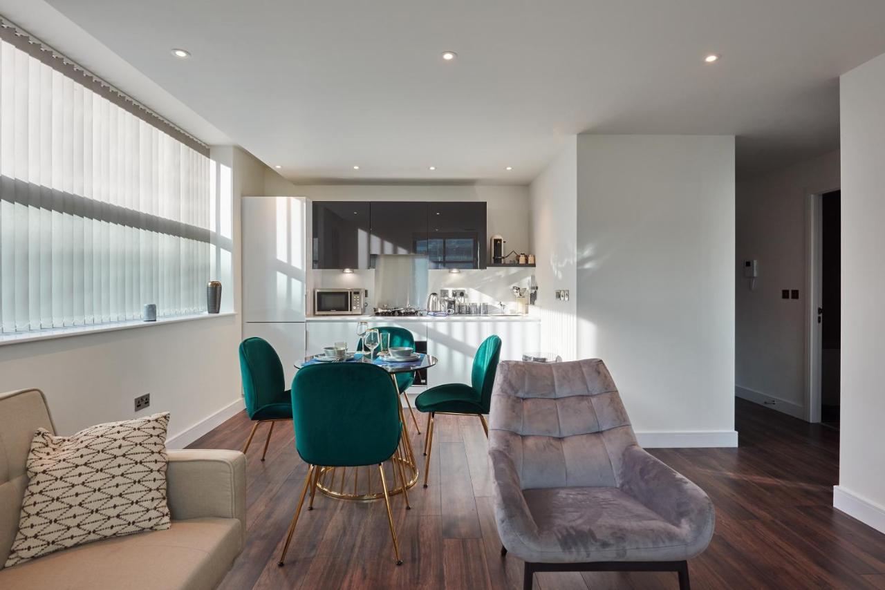 Seven Living Slough - Free Parking & Fast Wi-Fi Apartment ภายนอก รูปภาพ