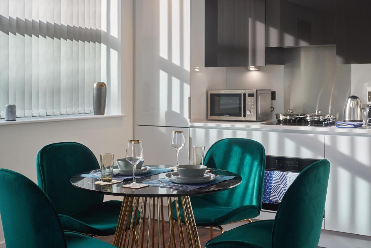 Seven Living Slough - Free Parking & Fast Wi-Fi Apartment ภายนอก รูปภาพ