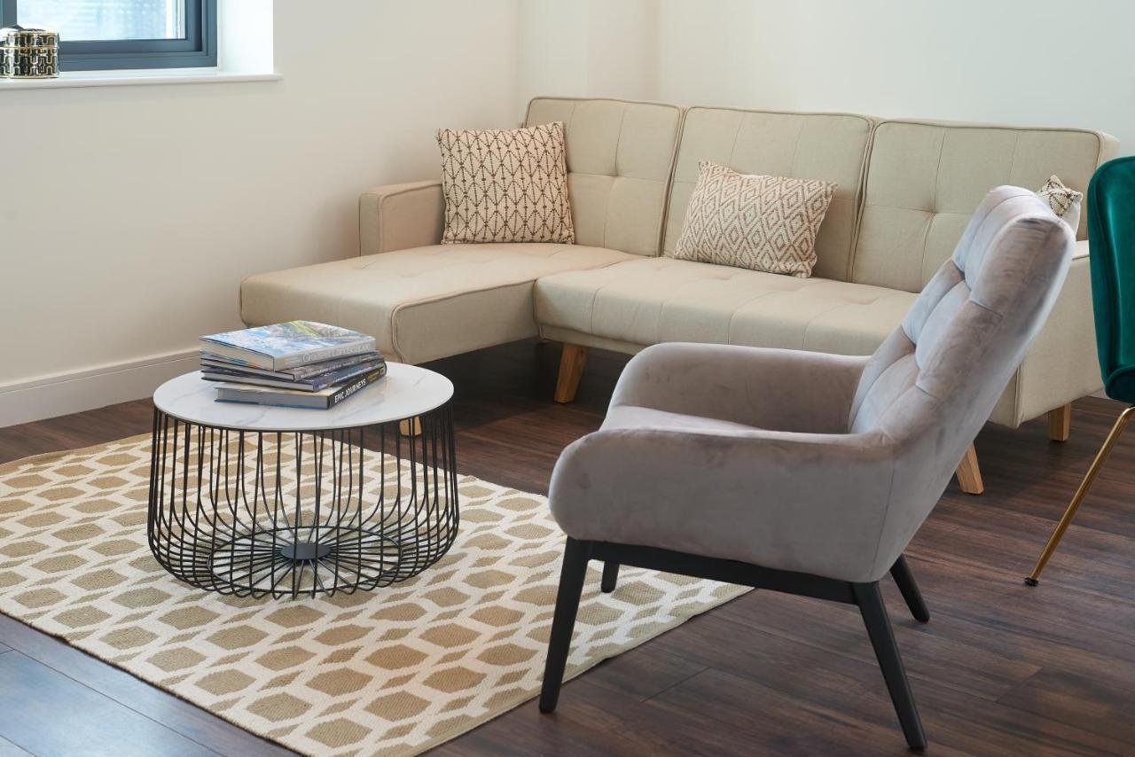 Seven Living Slough - Free Parking & Fast Wi-Fi Apartment ภายนอก รูปภาพ
